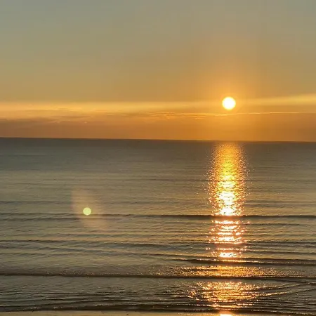 Sandy Beach Horizon